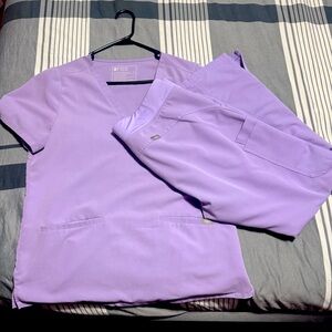 Figs sets. Size medium Casma top. Size medium petite Cade Cargo pants.